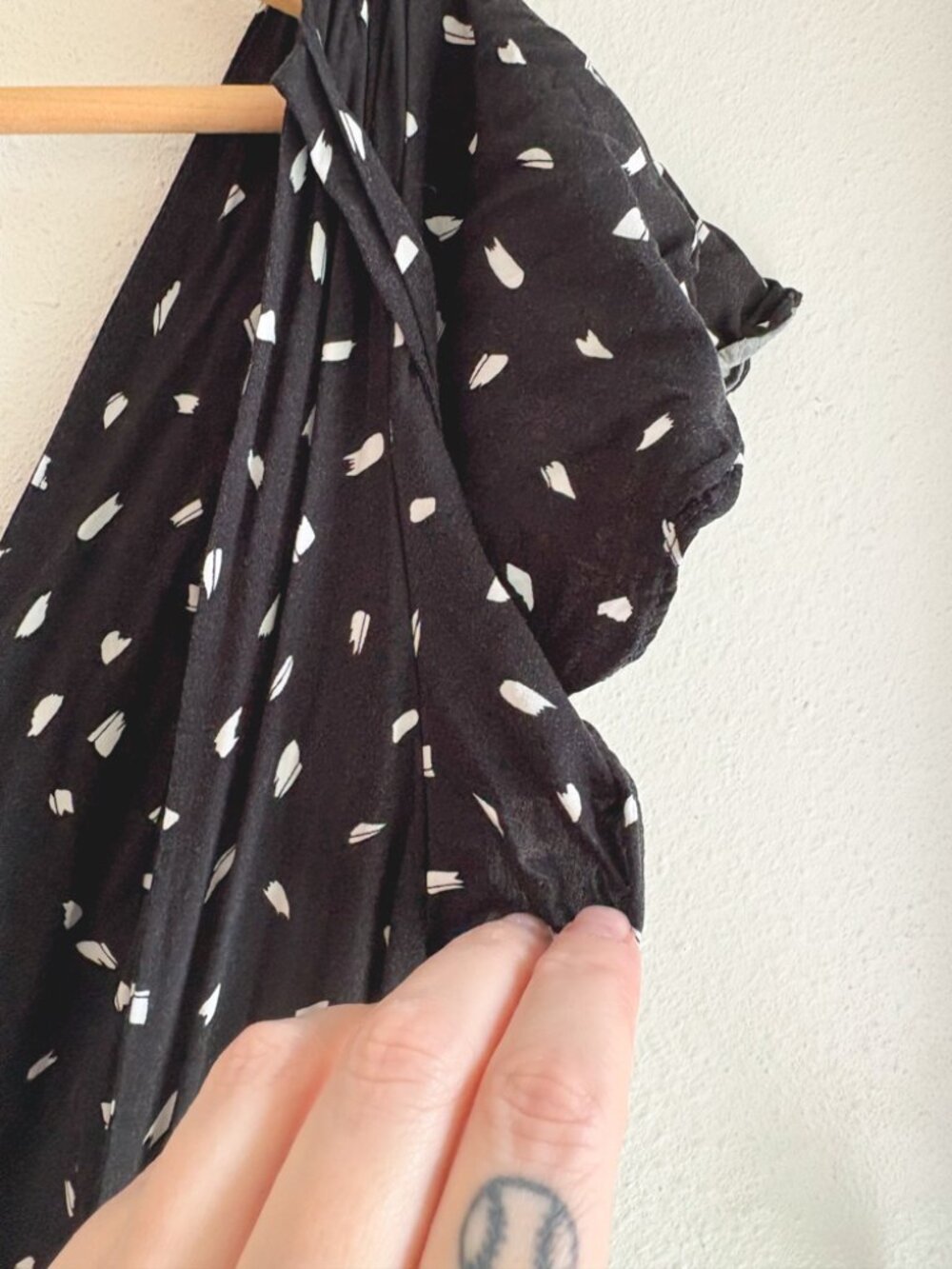 Lulus Black White Print Jumpsuit Medium Open Back Wide Leg Flutter Sleeve - Picture 9 of 12